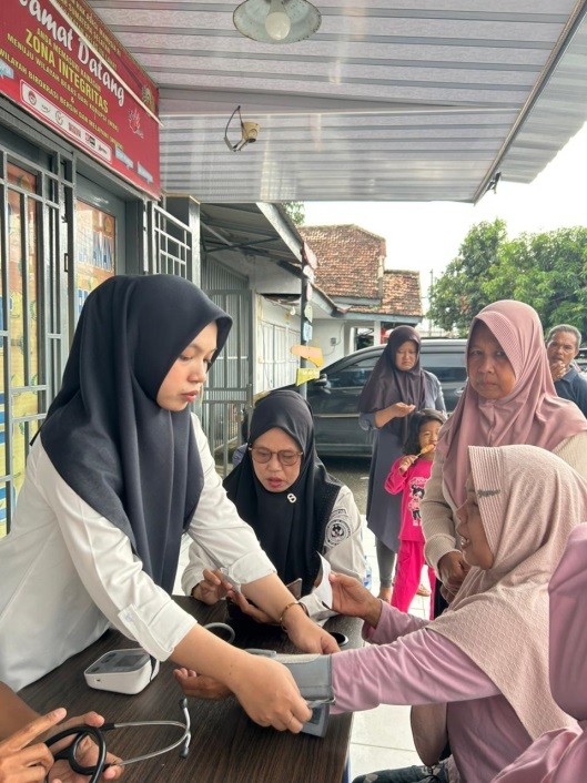 PENGOBATAN GRATIS BAGI MASYARAKAT SEKITAR â€“ Foto 2